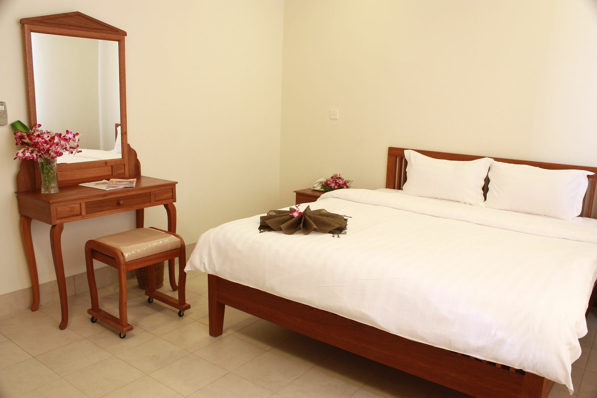 Lux Riverside &