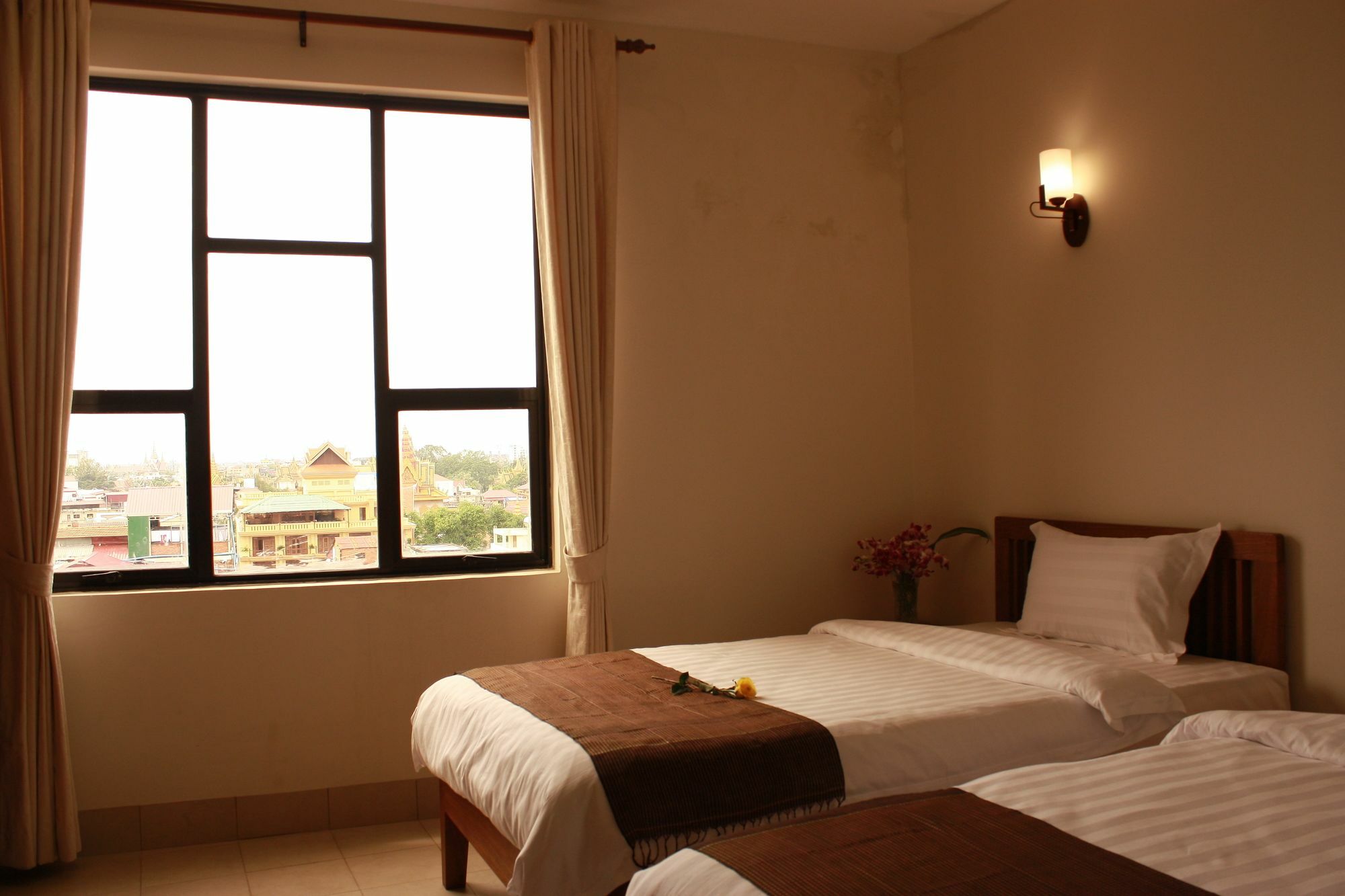 Lux Riverside & 4* Phnom Penh