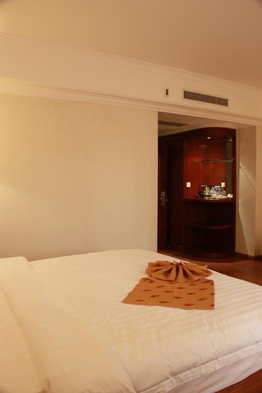 Lux Riverside & 4* Phnom Penh