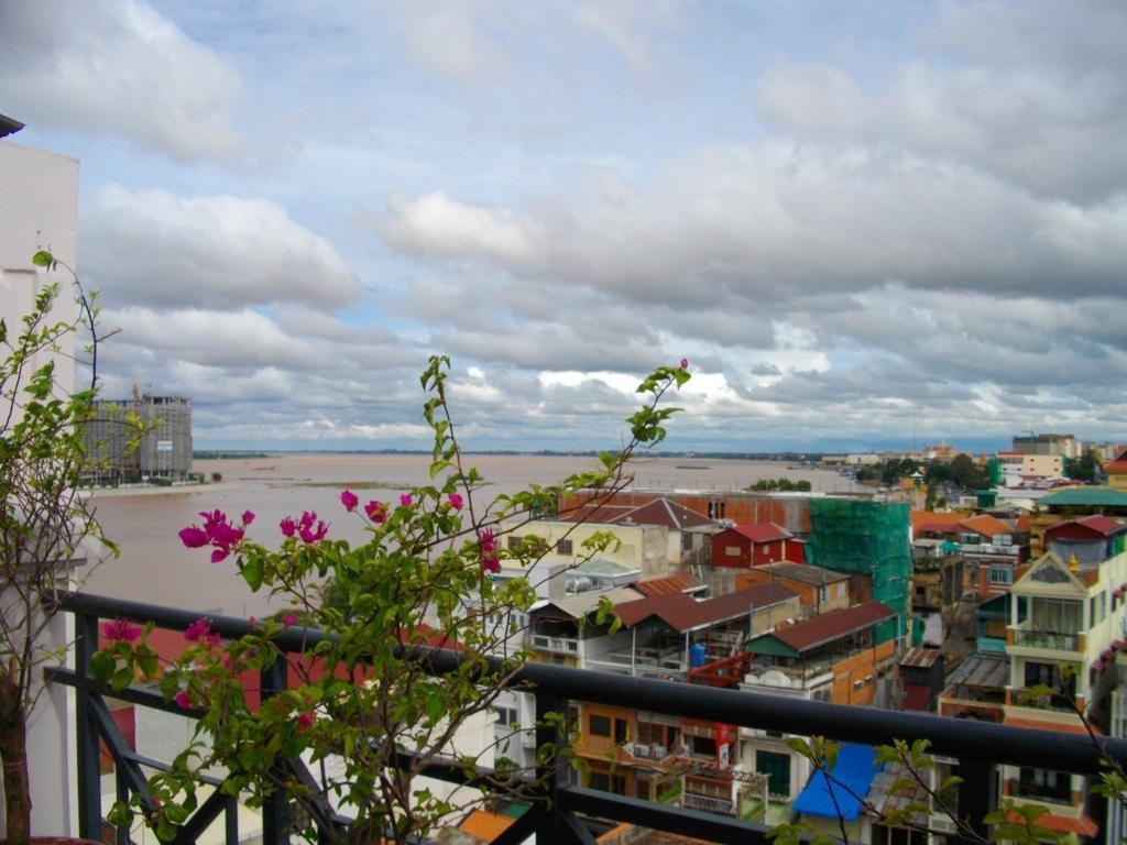 Lux Riverside &