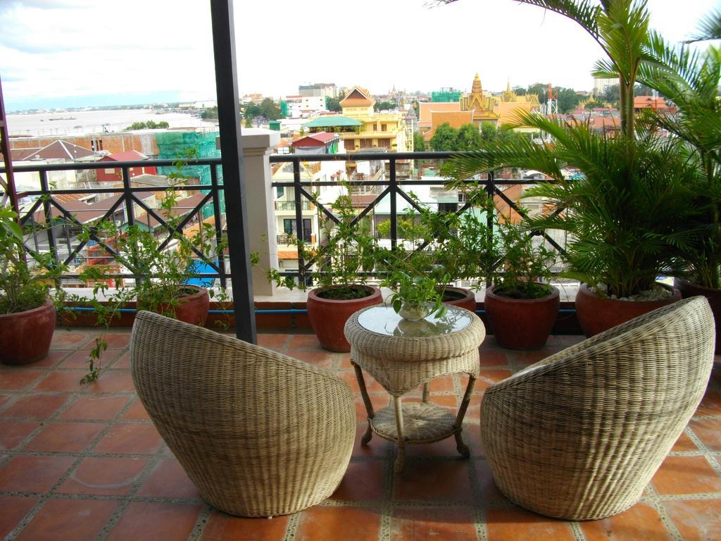 Lux Riverside &