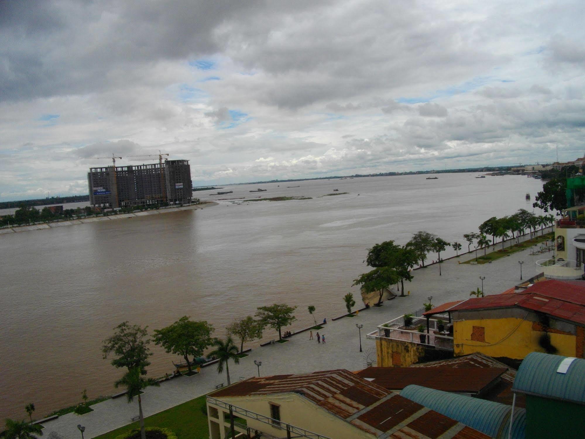 Lux Riverside & 4*