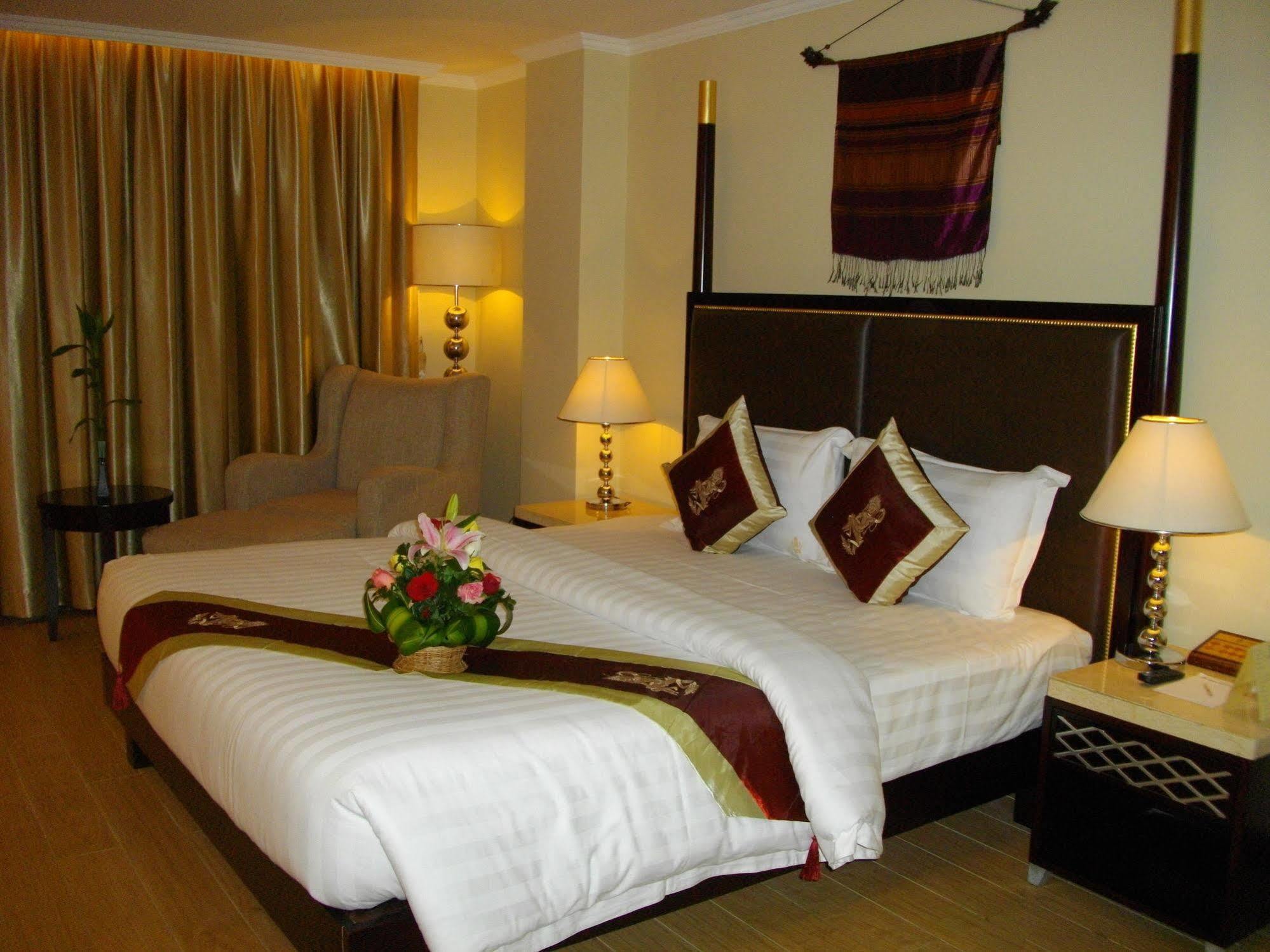 Lux Riverside &