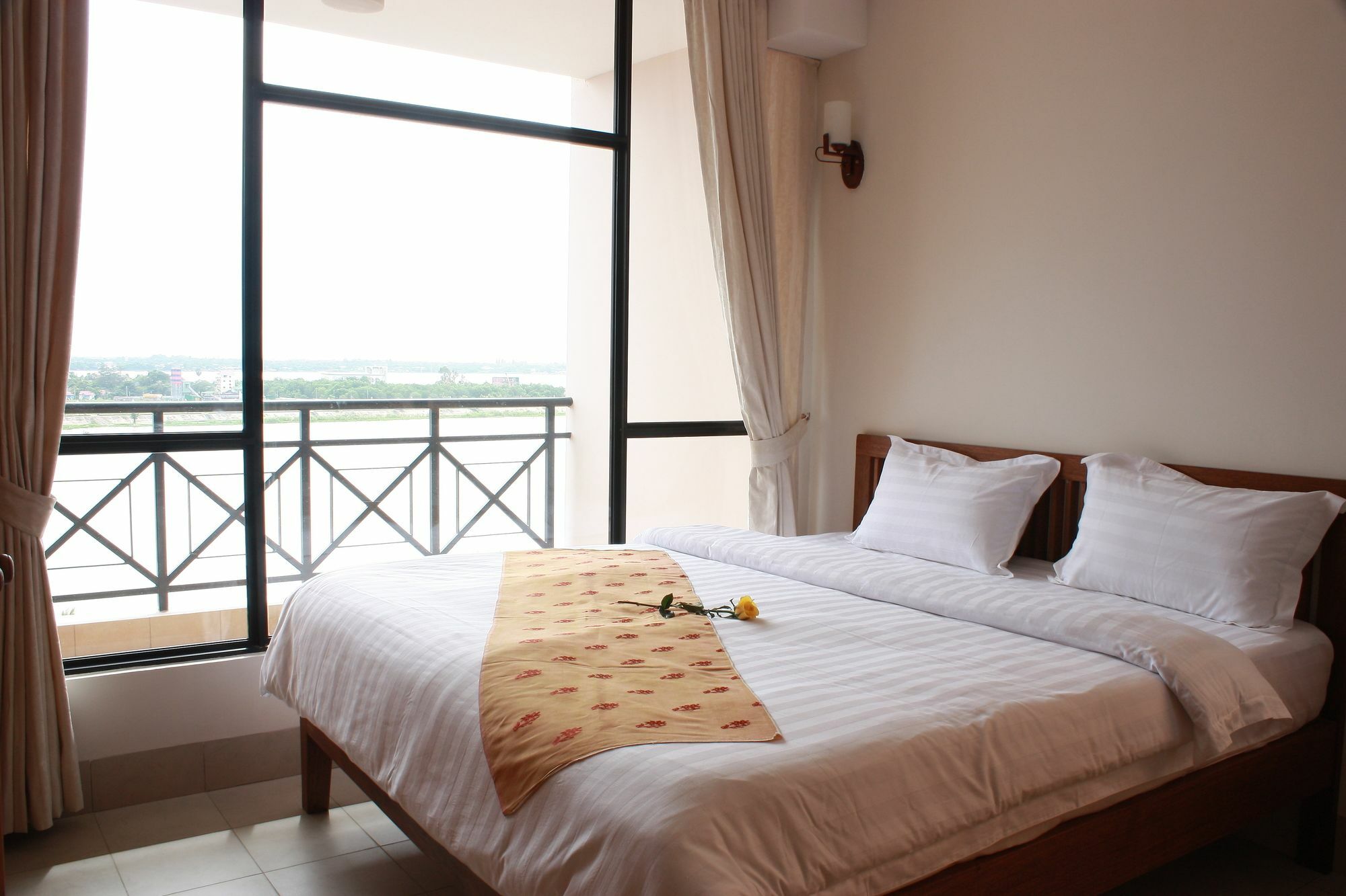 Hotel Lux Riverside & Phnom Penh